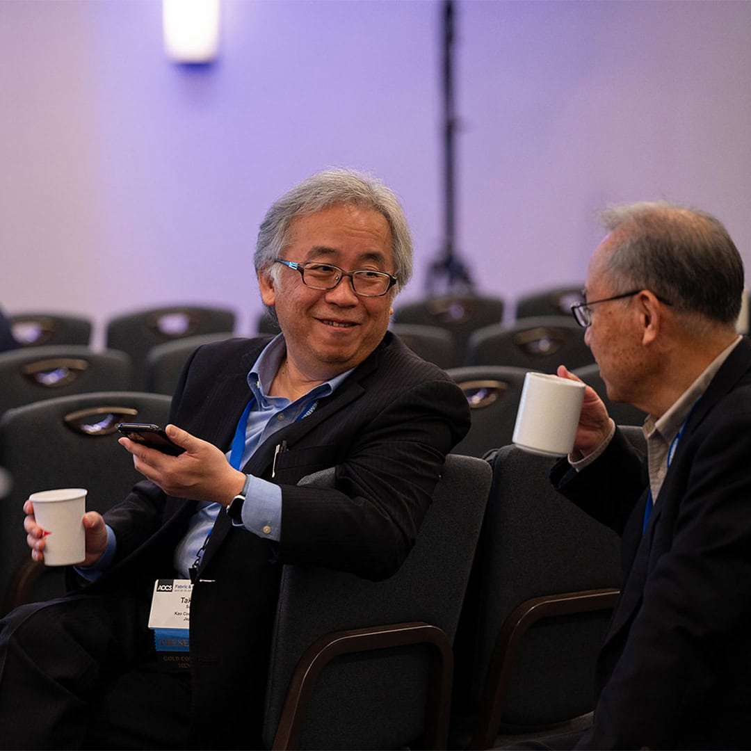 ABOUT THE EVENT_attendee Chatting (1)